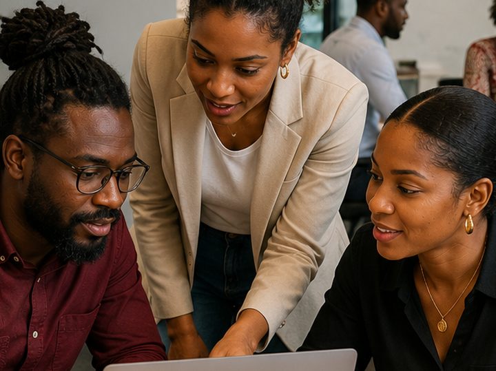 Une formatrice AUMA accompagne un collaborateur devant un écran, en situation de travail.