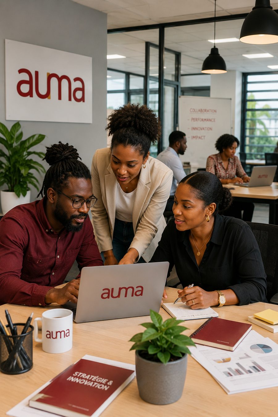 L'équipe AUMA en session de travail dans ses bureaux en Guadeloupe : une consultante accompagne deux collaborateurs devant un ordinateur portable.